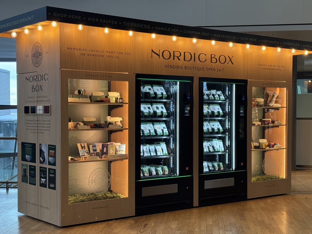 Automatisk butikk Nordic Box, tilgjengeleg 24/7, med handlaga lokale gåver på utstilling. Moderne design med utstillingshyller og automat i ein nordisk stil