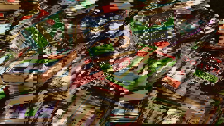 Stable med forskjellige bøker med fargerike omslag på et utforsalg, med ulike sjangre og titler