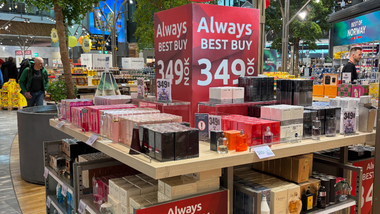 Parfymeutstilling i en butikk med røde skilt som reklamerer for et spesialtilbud på 349 NOK