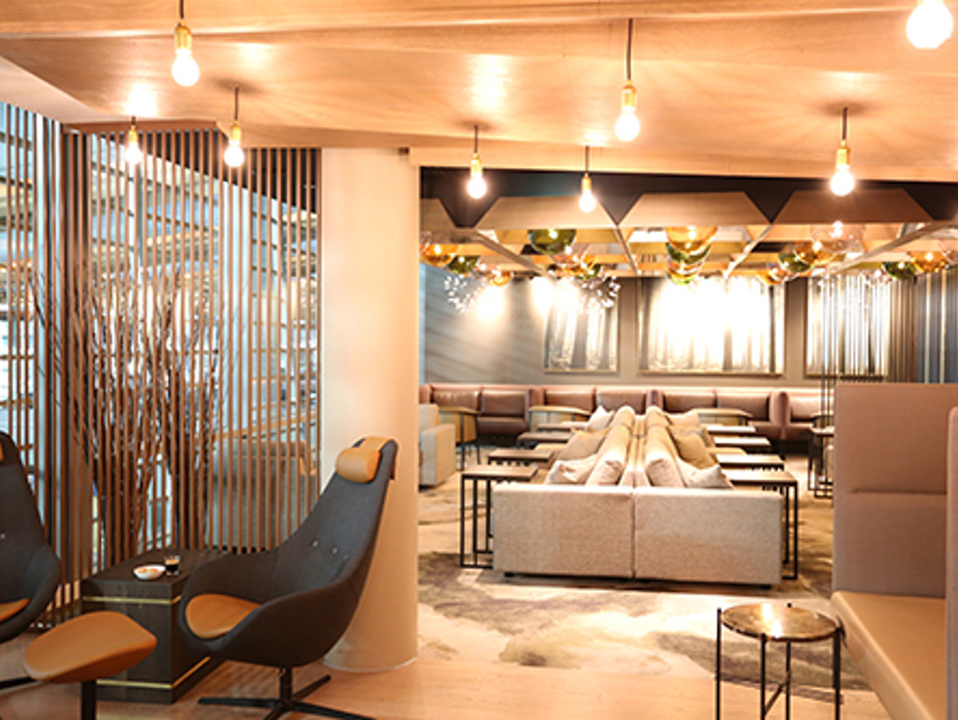 Moderne lounge med stilfull innreiing, komfortable sitjeplassar, dempa belysning og dekorative element.