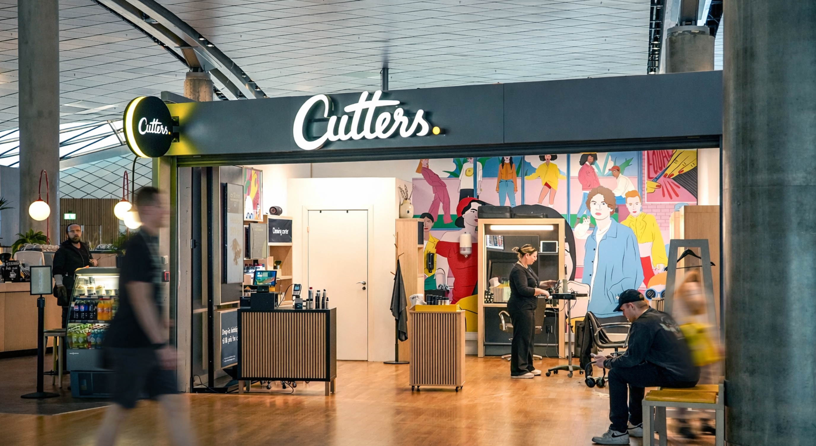 Smilende frisør med saks på en salong, klar til å jobbe med en klients hår