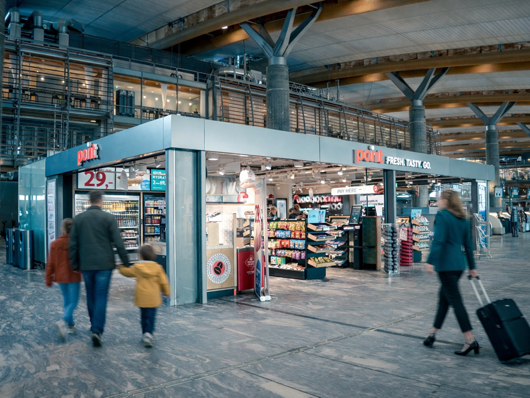 Kiosk i nærbutikk i en terminal på flyplassen med snacks, drikkevarer og magasiner utstilt