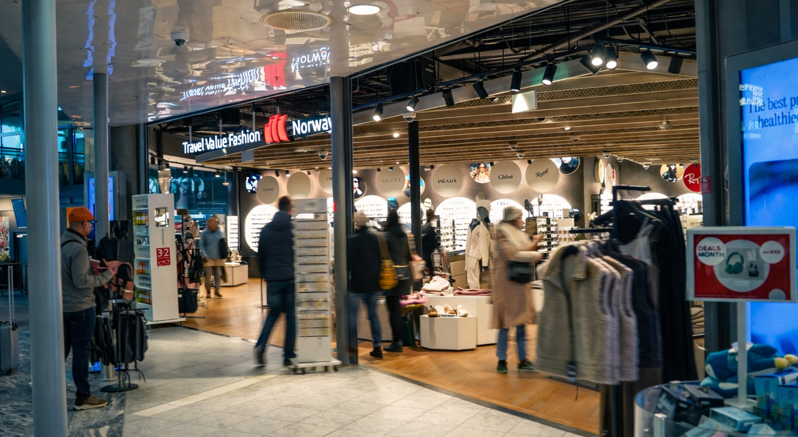 Kvinne som handler solbriller i en moderne butikk, iført en svart skinnjakke og smiler mens hun prøver et par solbriller