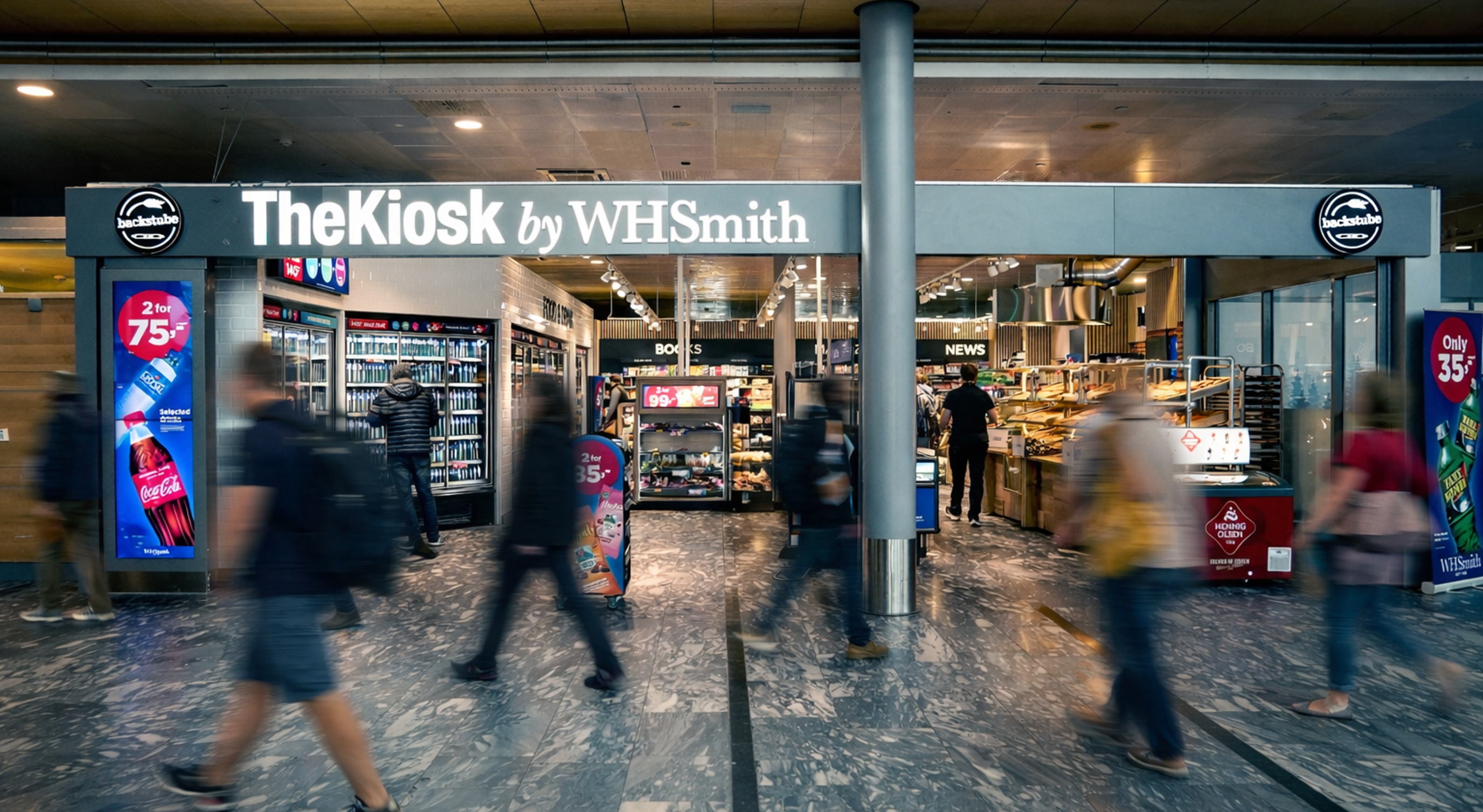 Moderne WHSmith-kiosk på en flyplass som tilbyr dagligvarer, snacks og drikkevarer under livlig belysning