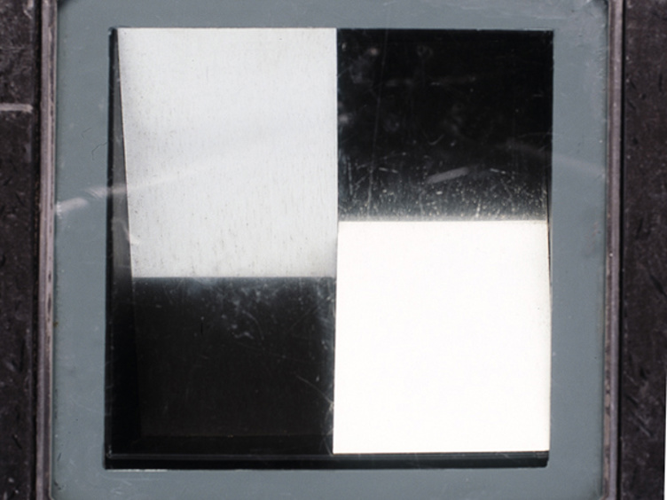 Spektrometergrensesnitt i nærbilde med svart-hvit rutemønster