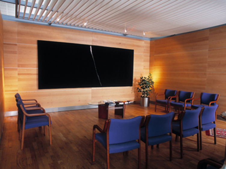 Moderne møterom med trepanel, blå stoler og stor TV-skjerm