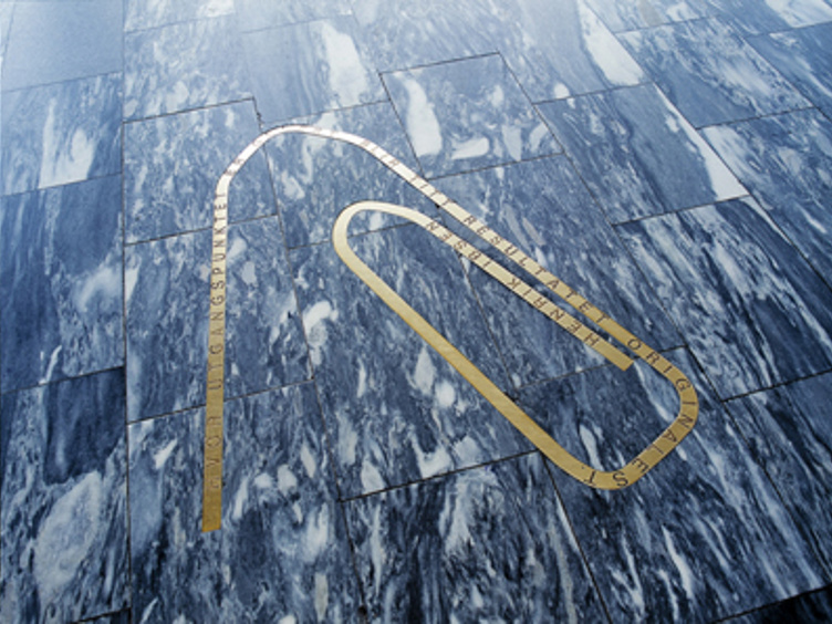 Gullfarget binders-instalasjon på blå- og gråmarmorert gulv i Oslo rådhus, Norge