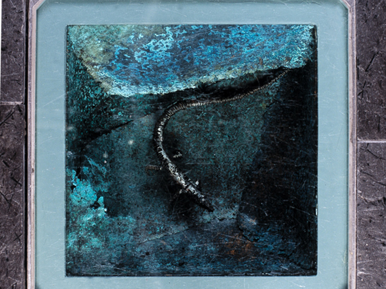 Kunstverk med abstrakt tekstur i kobber og blågrønn patina